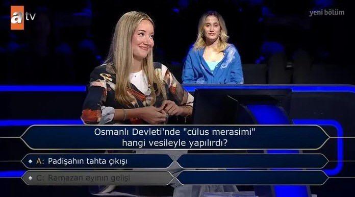 <p><span style="color:#000000"><strong>"A:Padişahın tahta çıkışı", "B:Ordunun sefere dönüşü", "C:Ramazan ayının gelişi" ve "D:Elçi kabulü" seçenekleri arasında kararsızlık yaşayan izleyenler doğru yanıtı öğrenmek için arama motorlarına koştu.</strong></span></p>