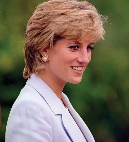 <p><strong>Kuaför Dalton, kraliyet kurallarına birçok kez uymayan Diana’nın 1984’te parlamentonun açılışındaki saç stilinin kayınvalidesi olan İngiltere Kraliçesi 2. Elizabeth’i sinirlendirdiğini açıkladı. Dalton’ın söz konusu açılışta Diana’nın tacının etrafına topuz yaparak farklı bir görünüm verdiği bu stil, o dönem gündem olmuştu.</strong></p>