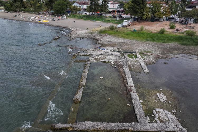 <p>Bölgede 10. yüzyılda yaşanan büyük depremdeki çökmenin etkisi ya da suların yükselmesiyle göl sularına gömüldüğü tahmin edilen bazilikada 2015 yılında başlatılan su altı arkeolojik kazı ve araştırmalar sürüyor.</p>
