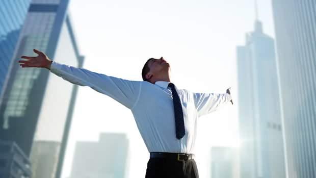 <p>&Ouml;zge&ccedil;mişinizi her başvuruya &ouml;zel değişiklikleri yaparak ve farklı alanları vurgulayarak hazırlayın. Aksi takdirde, tanıştığı her kişiye aynı hik&acirc;yeyi anlatan sıkıcı biri gibi olursunuz. Her işe alım uzmanı aynı şeylerle ilgilenmez.</p>
