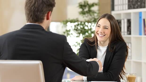 <p>CV&rsquo;niz sizin &ouml;z&uuml;n&uuml;z&uuml; anlatacak hale gelene kadar metni yoğunlaştırın, filtreleyin ve s&uuml;zd&uuml;r&uuml;n. D&uuml;nyanın en iyi sekiz hastanesinde ihtisas yapsanız ya da Christine Lagarde olsanız bile, herkesin &ouml;zge&ccedil;mişi bir sayfaya sığar.</p>
