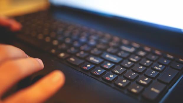 <p>&Ccedil;ok zorlamış olursunuz. Temiz, basit bir format kullanın ve s&uuml;sl&uuml; yazı tiplerinden olabildiğince ka&ccedil;ının (Arial ya da Helvetica iyidir, Century Gothic k&ouml;t&uuml;d&uuml;r).</p>
