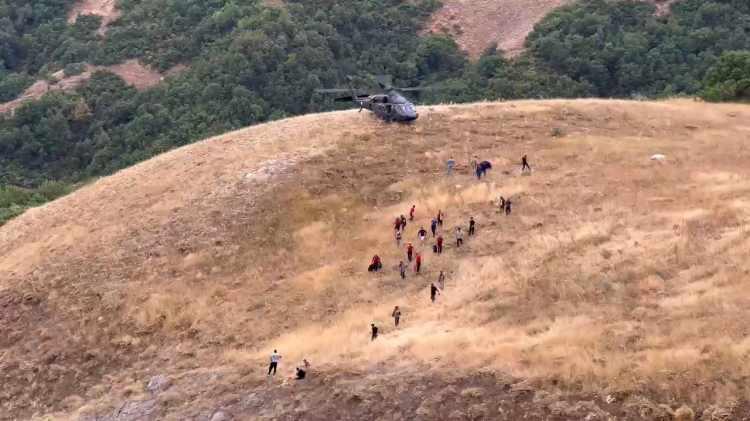 <p>Tunceli'nin Ovacık ile Hozat ilçeleri arasında bulunan Karaoğlan mevkiinde kontrolden çıkan İl Jandarma Komutanlığı'na ait zırhlı askeri aracın uçuruma yuvarlandı.</p>
