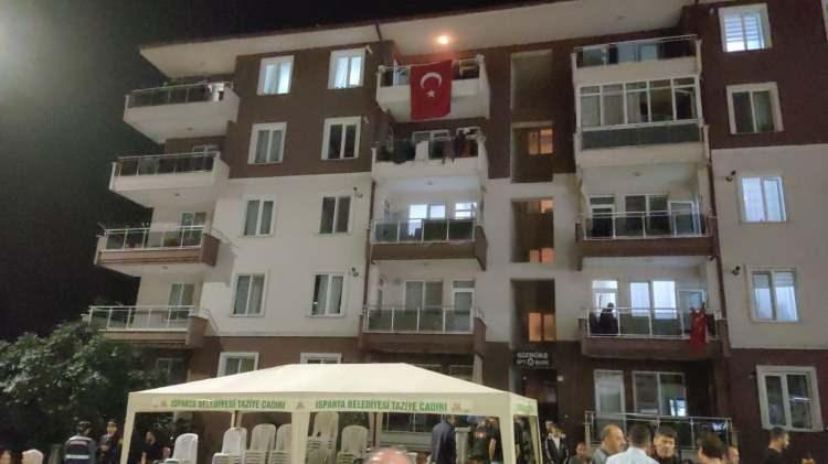 <p>Gizem Büyükçaylı'nın Karesi ilçesi Sakarya Mahallesi'nde bulunan babaevine de Türk bayrağı asıldı.</p>
<p> </p>
