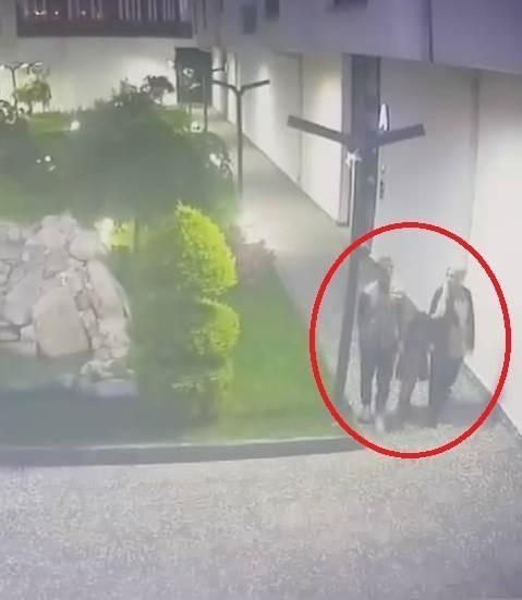 <p>19 Mayıs Pazar g&uuml;n&uuml; Bursa'da T&uuml;rkoğlu ailesinin 4 &ccedil;ocuğundan biri olan Y&uuml;sra T&uuml;rkoğlu (7) bahar nezlesi olduğu i&ccedil;in saat 20.00 sıralarında baba Cemil T&uuml;rkoğlu ve anne Azime Buse T&uuml;rkoğlu tarafından Bursa Şehir Hastanesi'ne g&ouml;t&uuml;r&uuml;ld&uuml;. Burada tedavi altına alınan 7 yaşındaki Y&uuml;sra'ya T&uuml;rkoğlu ailesinin iddiasına g&ouml;re yanlış serum takıldı.&nbsp;</p>
