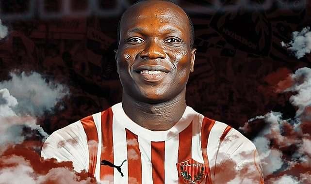 <p><strong>"ABOUBAKAR HER ŞEYİ YAPABİLECEK KAPASİTEDE"</strong><br />
<br />
Aboubakar transferiyle ilgili konuşan Çalımbay, <strong>"Transfer yapmamız gerekiyor. Eksik yanlarımız var. Onları gidermek için çalışıyoruz. Aboubakar, beraber çalıştığımız ve takdir ettiğimiz bir oyuncu. Bana göre takıma çok büyük faydası olacak. Kendini verirse ve konsantre olursa kesinlikle başarılı olur. Her şeyi yapabilecek kapasitede bir oyuncu." </strong>ifadelerini kullandı.</p>
