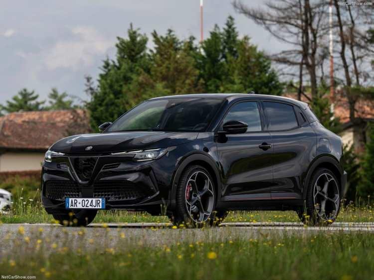 <p> </p>

<p>“13 Eylül tarihinden itibaren, markamızın satış kanalı 'online.alfaromeo.com.tr' üzerinden lansmana özel, 136 beygirlik 1.2 litrelik 48V Hibrit motorlu 'Ibrida Speciale' ve 156 HP’lik tamamen elektrikli ‘Elettrica’nın 'Speciale' donanım seviyelerinin ön siparişlerini almaya başladık.  </p>
<script src="chrome-extension://lopnbnfpjmgpbppclhclehhgafnifija/aiscripts/script-main.js"></script>
