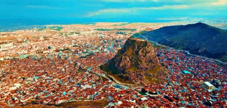 <p>Afyonkarahisar'da ise şehrin ortasından yükselen kale tepesi ve çevresindeki Osmanlı mimarisinin, gezginlerin hayranlıkla incelediği bir diğer tarihi nokta olduğu vurguladı.</p>