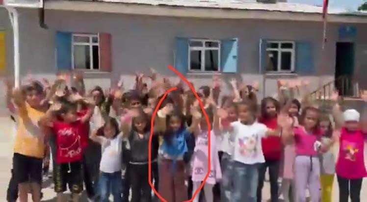 <p>CEVABEN:</p>
<p>Ben evimde oturuyordum. Kapım çaldı. Jandarma personeli evime geldi. Benim, Narin ve Salim hakkında bilgime başvurdular. Evden çıktım. Evimin ilerisinde bilgime başvurdular. Bana herhangi bir şiddet uygulamadılar. Ben er ya da geç bu olayın açığa çıkacağını biliyordum. Narin'in cesedi sabah dere yatağından çıkarıldıktan sonra tedirgin olmaya başlamıştım. Jandarma evime gelince ben de olayı itiraf ettim.</p>