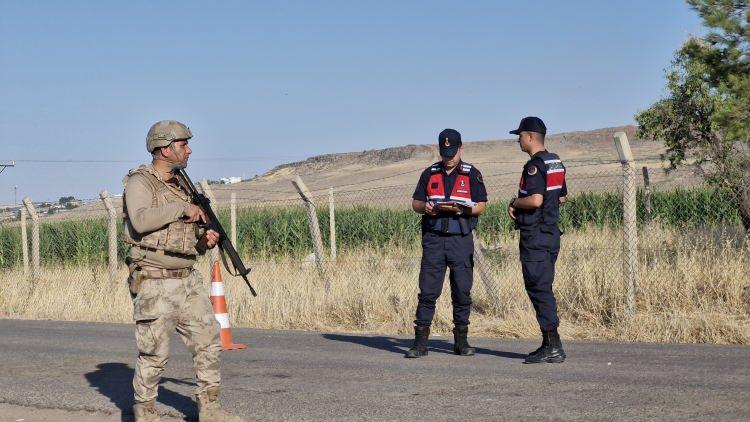 <p>SORULDU: 23 … plakalı kırmızı renkli Şahin model aracı sizden başka kullanan bir şahıs var mıdır?</p>
<p>CEVABEN: Ben işe gittiğim zaman ben kullanıyorum; işe gitmediğim zaman oğlum kullanıyor araba zaten onun altındadır.</p>