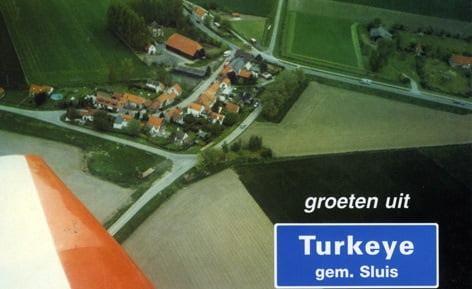 <p>Arşiv belgelerindeki diğer rivayete göre ise bölgenin doğal görünümü ve su birikintilerinin varlığı nedeniyle benzer coğrafi yapıdaki birçok yerde olduğu gibi buraya da "Turkeye" isminin verildiği şeklinde geçiyor.</p>
<p>Başka rivayete göre ise halkının yoksulluk içinde olduğu bölgelerde alaycı dille bu bölgeye de "Turkeye" isminin verildiği ifade ediliyor.</p>