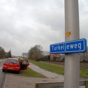 <p>Hollanda ile Türkiye arasında 400 yılı aşan ilişkiler</p>
<p>Turkeye köyü, 17. yüzyıldan itibaren hızla gelişen Hollanda - Osmanlı ilişkilerinin sadece bir parçasını teşkil ediyor.</p>
<p>Osmanlı İmparatorluğunun 1612 yılında Hollanda Cumhuriyetini devlet olarak tanıyan ilk ülke olmasıyla başlayan ilişkiler, 400 yılı aşmasıyla dikkati çekiyor.</p>
<p>İlk Hollanda Elçisi Cornelis Haga, 1612'de İstanbul'a atanmış, aynı yıl Sultan I. Ahmet tarafından Hollandalılara "Ahidname-i Hümayun" verilmişti.</p>
<p>Diplomatik ilişkilerin tesisiyle Hollandalı tüccarların Osmanlı İmparatorluğundaki faaliyetleri artmış, Hollanda elçileri genelde İngiliz büyükelçileri ile işbirliği halinde Avusturya ve Rusya ile yapılan savaşlardan sonra barış müzakerelerde arabulucu olmuştu.</p>
<p>Cumhuriyetin ilanından sonra, 1924 yılında imzalanan ve Dostluk Anlaşması olarak da bilinen "Türkiye Cumhuriyeti ile Felemenk Kraliyeti Arasında Muhadenet Muahedenamesi" Hollanda ile akdedilen ilk anlaşma oldu.</p>