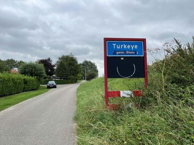 <p>İki ülke arasındaki önemli anlaşmalardan "Türkiye-Hollanda İşgücü Anlaşması" da 1964 yılında imzalandı.</p>
<p>Bu yıl, Hollanda ile Dostluk Anlaşması'nın 100'üncü, İşgücü Anlaşması'nın da 60'ıncı yıl dönümü idrak edildi.</p>