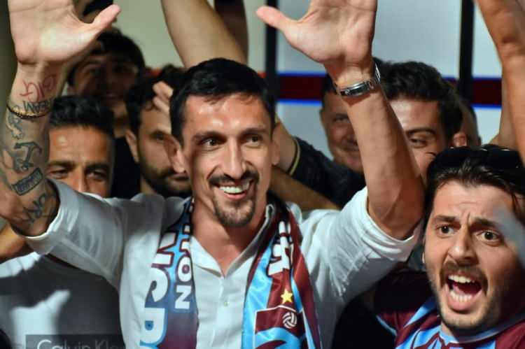 <p>STEFAN SAVIC</p>

<p>Eski takımı: Atletico Madrid<br />
Yeni takımı: Trabzonspor<br />
Mevki: Stoper<br />
Bonservis: Bedelsiz</p>
