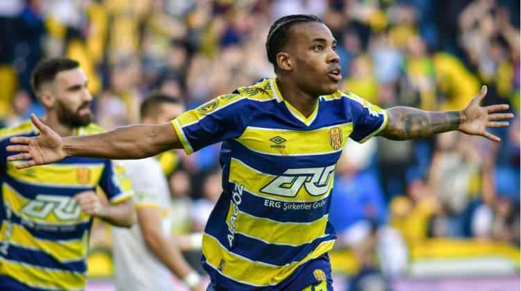 <p>GARRY RODRIGUES<br />
<br />
Eski Takımı: Ankaragücü<br />
Yeni Takımı: Sivasspor<br />
Mevki: Kanat<br />
Bonservis: Bedelsiz</p>
