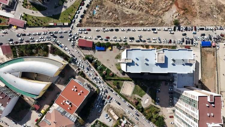<p>Üçüncü yılını yurtta geçirdiğini belirten üniversite öğrencisi İrem Çalım, "Eşyalarımı yerleştirmeye geldim. Yurdu ve odamı seviyorum. Arkadaşlarımı seviyorum. Yurtların temizliği düzenli yapılıyor, şu anda memnunum" diyerek KYK'dan duyduğu memnuniyeti dile getirdi.</p>
<script src="chrome-extension://lopnbnfpjmgpbppclhclehhgafnifija/aiscripts/script-main.js"></script>