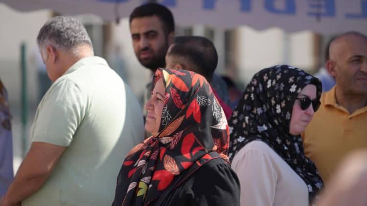 <p>Yurttaki ortamın sıcak ve güvenli olduğunu anlatan üniversite öğrencisi Elanur Aycan, "Yurttaki üçüncü yılım. Yeni gelen arkadaşlarımızla kaynaşıyoruz. Yurttan çok memnunuz, güvenliğimiz gayet iyi. Ortam güzel ve hepimiz sıcakkanlıyız. O yüzden bu yurt tercih edilebilir" dedi.</p>
<script src="chrome-extension://lopnbnfpjmgpbppclhclehhgafnifija/aiscripts/script-main.js"></script>
