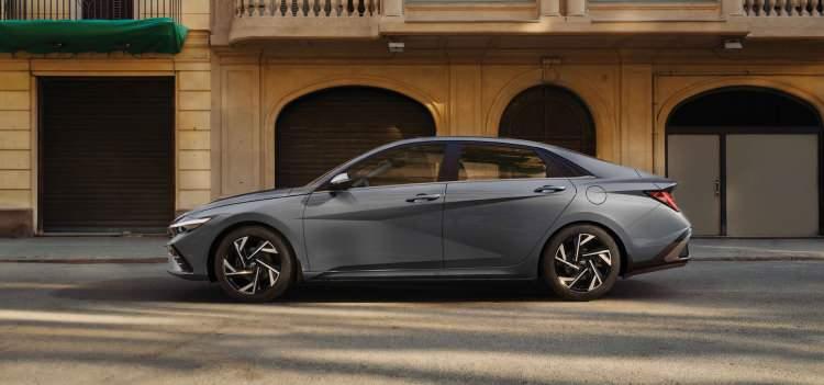 <p>3 - Hyundai Elantra</p>
<p> </p>
<p>Ortalama yakıt tüketimi 6,55 litre</p>
