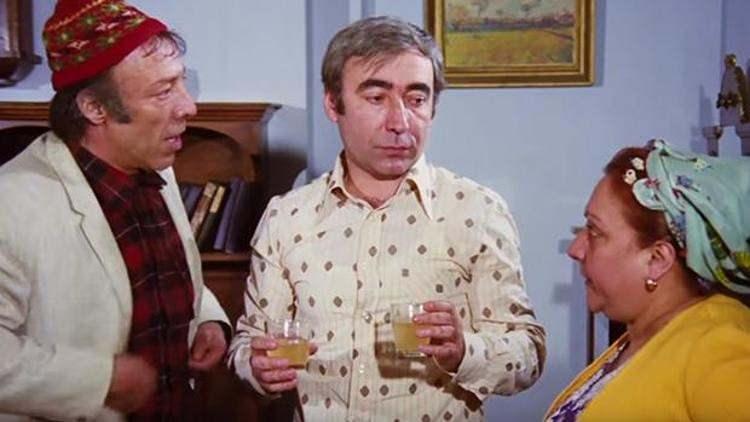 <p>Şener Şen, Ayşen Gruda, Münir Özkul gibi isimlerin başrolünde yer aldığı Yeşilçam'ın unutulmaz filmi Neşeli Günler, turşu sahnesiyle 7'den 70'e herkesin hafızasına kazındı.</p>

<p> </p>

<p> </p>
