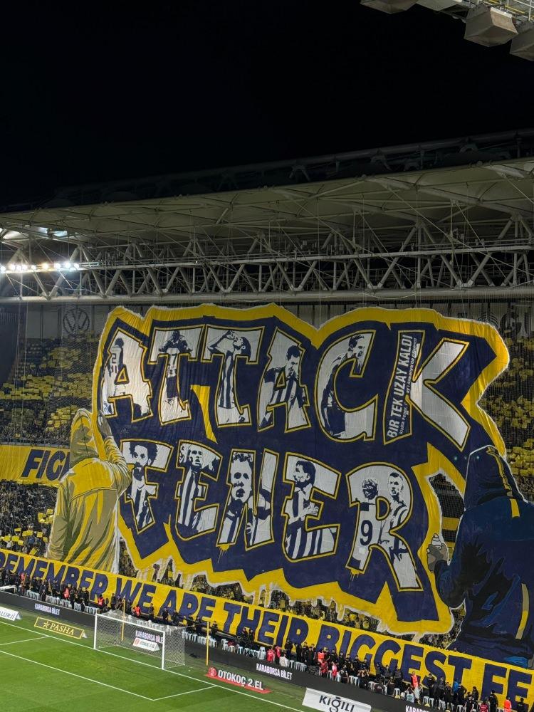 <p>Koreografide 'Saldır Fener' anlamında İngilizce 'Attack Fener' yazısı yer aldı. </p>
