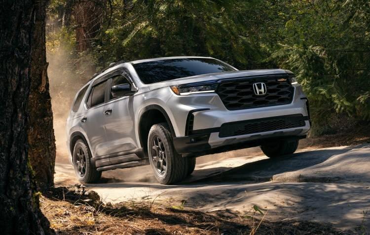 <p><span style="color:#B22222"><strong>9) HONDA PILOT</strong></span></p>