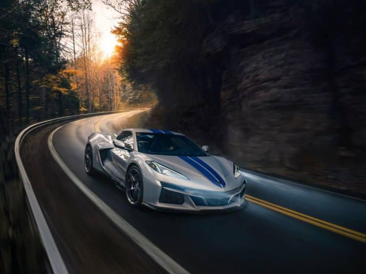 <p><span style="color:#B22222"><strong>1)  CHEVROLET CORVETTE</strong></span></p>
