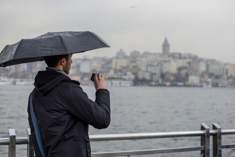 <p>Paylaşımda, İstanbul genelinde pazar günü sabah saatlerinde Avrupa Yakası'nda başlayan gök gürültülü sağanağın öğleden sonra Anadolu Yakası'nda etkili olmaya başladığı ve akşam saatlerine kadar devam ettiği aktarıldı.</p>

<p>Metrekareye 5-25 kilogram arasında yağış düştüğü kaydedilen paylaşımda, en fazla yağış miktarının Sarıyer, Silivri, Üsküdar ve Fatih ilçelerinde görüldüğü belirtildi.</p>
