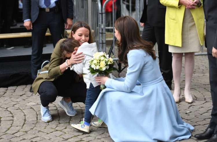 <p>Prenses Kate de bahçe işleriyle uğraşırken çocuklarına sürekli yardımcı oluyor.</p>
