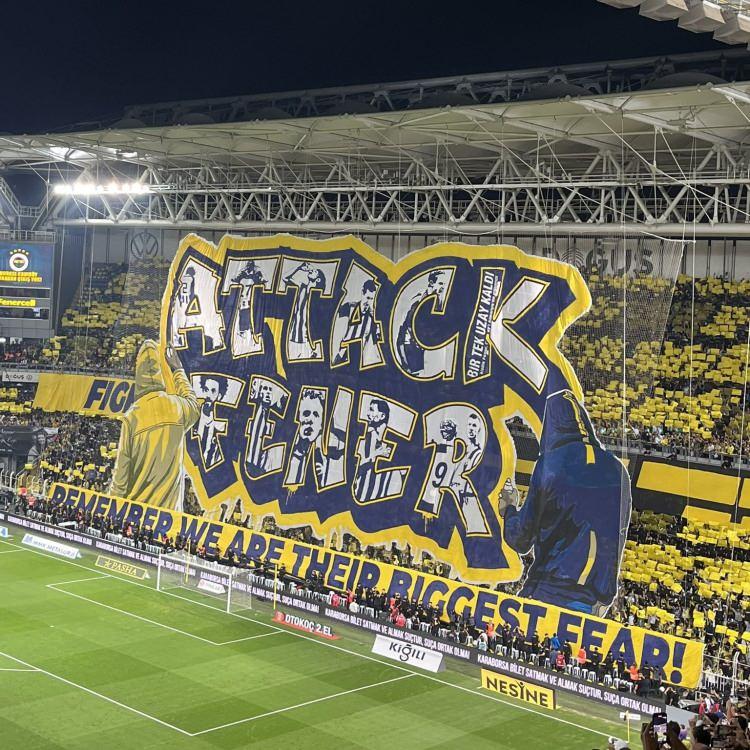 <p>Ayrıca tribünlerde 'Remember we are their biggest fear' (Unutma biz onların en büyük korkusuyuz) yazılı pankart yer aldı.</p>
