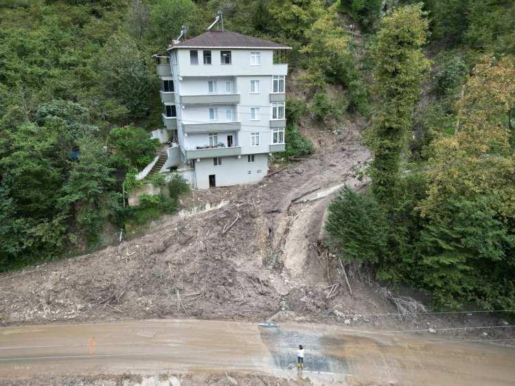 <p>Trabzon'da etkili olan yoğun yağışın ardından adeta yüreler ağza geldi. </p>
