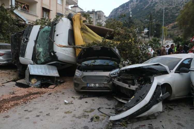 <p>Araçların hurdaya döndüğü kazada araçlarda sıkışan yaralılar, itfaiye ekipleri tarafından kurtarıldı.</p>
