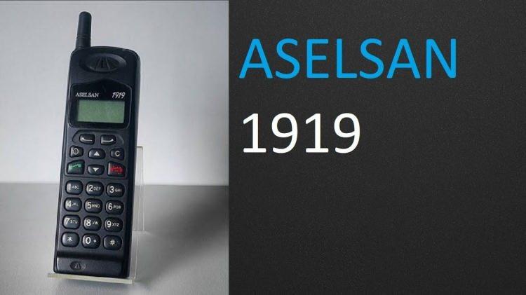 <p><span style="color:#B22222"><strong>ASELSAN 1919'UN ÖZELLİKLERİ</strong></span></p>

<p> </p>

<p>Biri yedek iki pil ile gelen ASELSAN 1919’un batarya kapasitesi 500 mAh’di. 2,5 saat bekleme, 40 saat konuşma süresine sahipti. </p>
