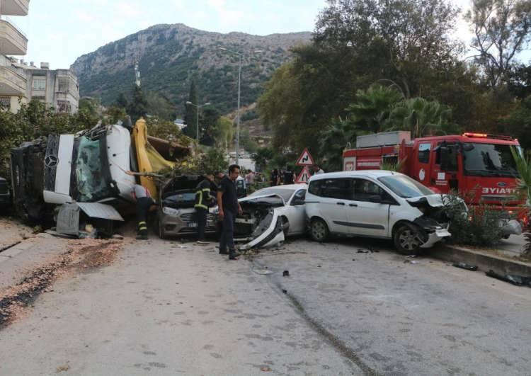 <p>Hatay'da kum yüklü hafriyat kamyonunun 7 aracı biçtiği kazada ilk belirlemelere göre 4 kişi yaralandı.</p>
