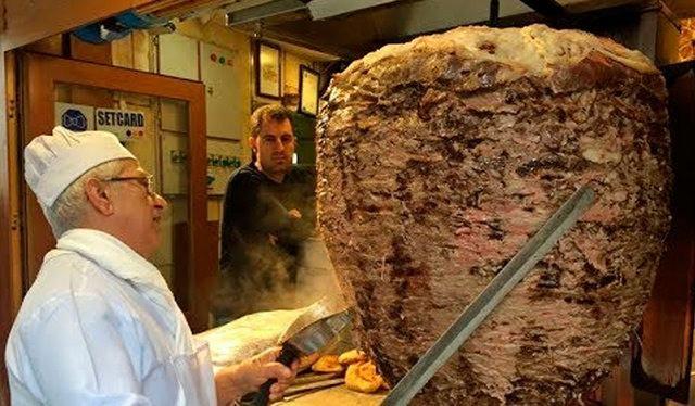 <p><span style="color:#000000"><strong>Ülkede çeyrek pide arası döner ve içecek 10 euro, tabak döner bir çok yerde 15 euroyu aşıyor.</strong></span></p>