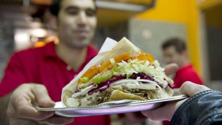 <p><span style="color:#000000"><strong>Bu noktada yükselen döner fiyatları ve hızla artan dönerci sayısı tartışma konusu oldu. Özellikle Baden Württemberg eyaletindeki Heilbronn kentinde dönerci sayısına sınır getirilmesi gündeme taşındı. </strong></span></p>