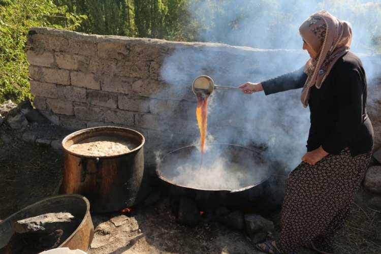 <p> Hasat edilen üzümler, özenle seçilip ayıklandıktan sonra eziliyor, ardından şırası çıkartılıp kazanlarda saatlerce kaynatılarak koyu kıvamlı bir pekmez elde ediliyor. Geleneksel yöntemlerin bir parçası olarak, bu süreç odun ateşi üzerinde gerçekleştirilirken, pekmeze tat vermesi için şıranın içerisine yöreye özgü özel toprak veya meşe külü dökülerek ayrı bir tat veriyor.</p>