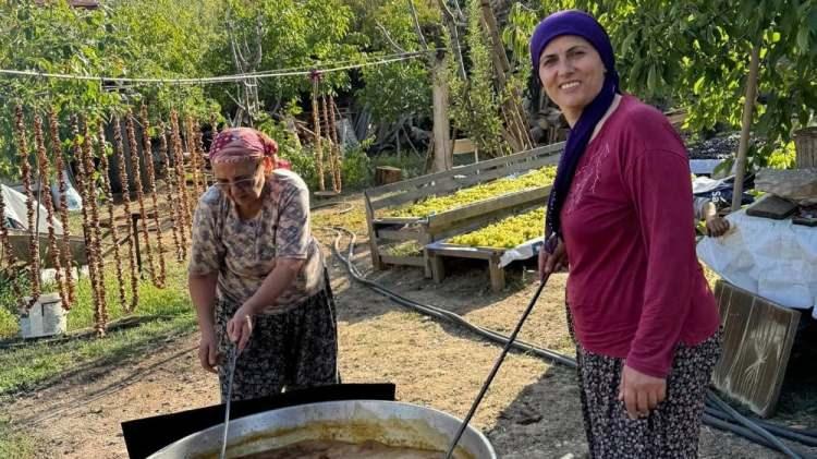<p> Yaklaşık 5 kilogram üzümden ise 1 kilogram pekmez elde ediliyor. Pekmezin kilogramı ise 250-300 liradan satışa sunuluyor.</p>
