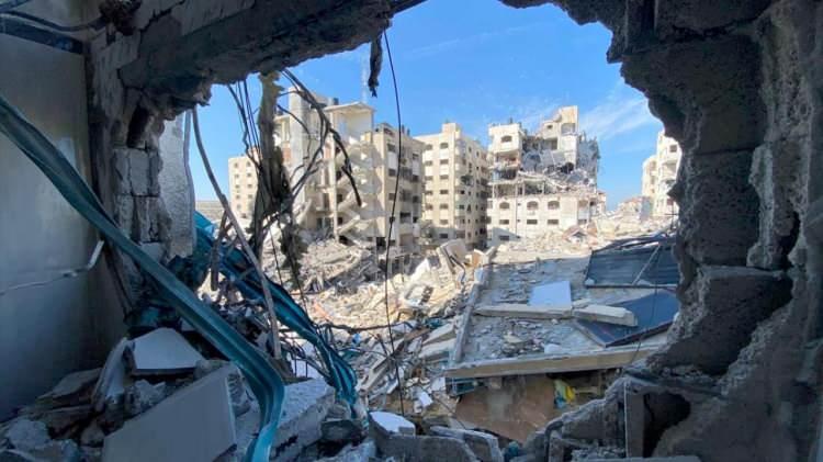 <p>Bazı Arap devletlerinin Gazze’nin imarı için denkleme dahil ve davet edilmesi de, söz konusu yönetimleri kendi halkları nezdinde zayıflatmaktan başka bir işe yaramayacaktır. İsrail’in yakıp yıktığı bir coğrafyayı yine Müslümanların toparlamak durumunda bırakılması ise, yıkımı izleyen devletlerin hanesine yazılacak yeni bir yenilgiden başka bir şey olmayacaktır. Üstelik, sonrasında “İşgale karşı direnci yok olmuş, uysal ve itaatkar” bir Filistin’in oluşacağını beklemek de bomboş bir hayalden ibarettir.</p>