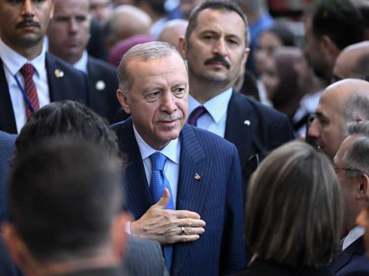 <p>Cumhurbaşkanı Erdoğan'ı Türkiye'nin Birleşmiş Milletler Daimi Temsilcisi Büyükelçi Ahmet Yıldız, Washington Büyükelçisi Sedat Önal ve New York Başkonsolosu Büyükelçi Muhittin Ahmet Yazal karşıladı.</p>