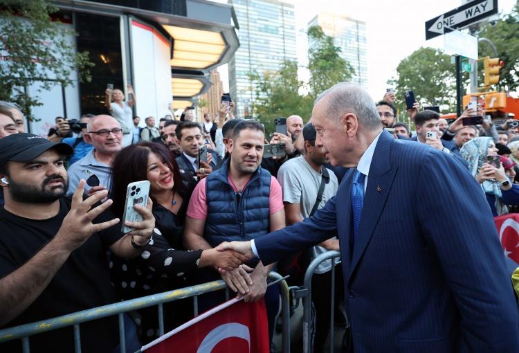 <p>Ellerinde Türk bayrakları bulunan vatandaşlara doğru yürüyen Erdoğan çifti, bir süre burada sohbet etti.</p>