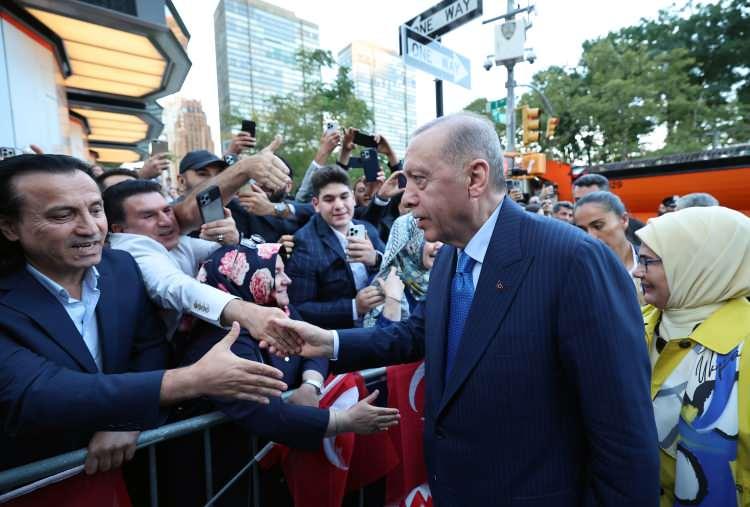 <p>Cumhurbaşkanı Erdoğan ve eşi Emine Erdoğan, Türkevi girişinde kendilerini bekleyen kalabalık tarafından sevgi gösterileriyle karşılandı.</p>
