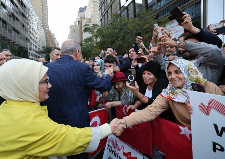 <p>Cumhurbaşkanı Erdoğan ve eşi Emine Erdoğan, basın mensuplarına selam verdikten sonra beraberlerindeki heyetle Türkevi'ne girdi.</p>
