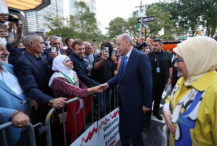 <p>Özel uçak "CAN" ile John F. Kennedy Uluslararası Havalimanı'na gelen Cumhurbaşkanı Erdoğan ile eşi Emine Erdoğan, buradan Türkevi'ne geçti.</p>