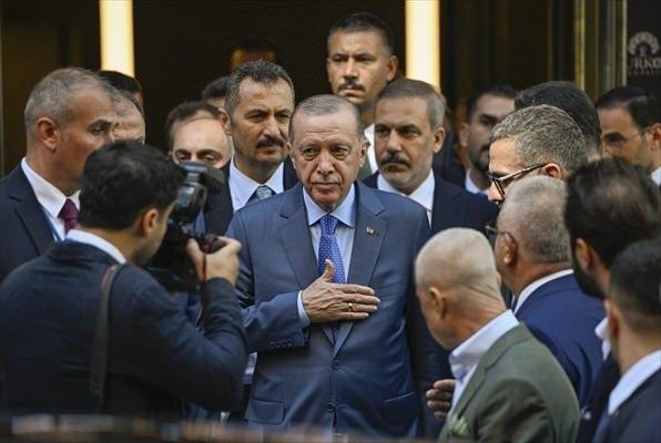 <p>Cumhurbaşkanı Recep Tayyip Erdoğan, ABD'nin New York şehrinde Türkiye Gençlik ve Eğitime Hizmet Vakfı (TÜRGEV) ve Ensar Vakfının birlikte kurdukları TURKEN Foundation'ı ziyaret etti.</p>