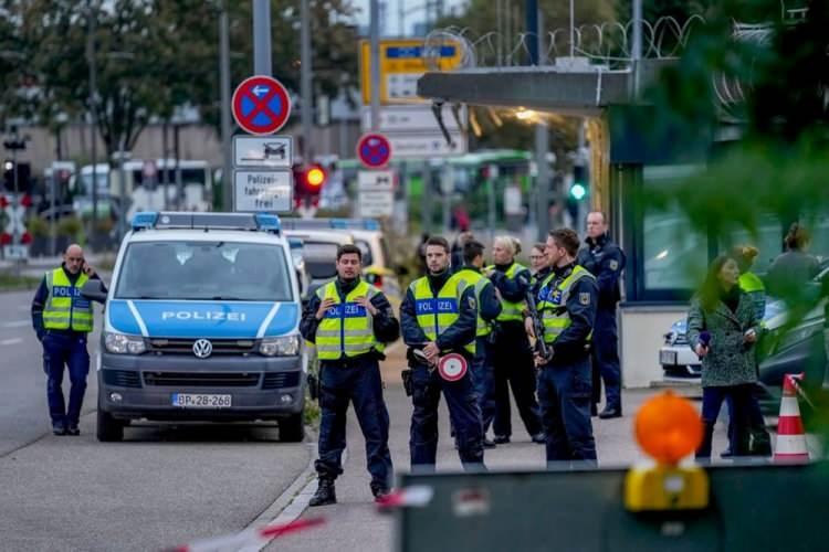 <p>Yunanistan Başbakanı Kiriakos Miçotakis ise Perşembe günü yaptığı açıklamada “Sınır kontrolleriyle Schengen anlaşmasından geçici muafiyetler mantığına geçmenin yanlış olacağını” söyledi.</p>
