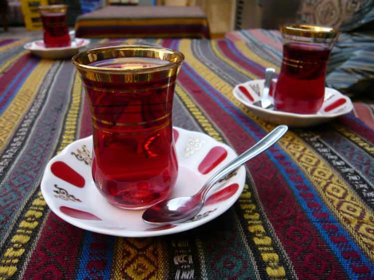 <p>Çay ve kahve, dünya genelinde milyonlarca kişinin gününü renklendiren içecekler arasında. Ancak, yeni yapılan bir araştırma, bu içeceklerin sadece keyif vermekle kalmadığını ortaya koydu!</p>
<p> </p>