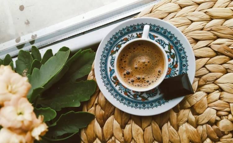 <p>Araştırma, günde üç fincan kahve veya beş fincan çay tüketen kişilerin, hipertansiyon, felç, diyabet ve koroner kalp hastalığı gibi rahatsızlıklara yakalanma riskinin yüzde 40’tan fazla düştüğünü gösteriyor. </p>
<p> </p>