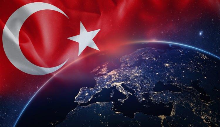 <p><span style="color:#B22222"><strong>"KENDİ SİSTEMİMİZİN OLMASI EGEMENLİĞİMİZ AÇISINDAN STRATEJİK"</strong></span></p>
<p> </p>
<p>Küresel konumlama sistemini oluşturmak üzere alçak yörünge uydu takımı fırlatılacağını belirten Bayraktar,<strong> </strong></p>
<p> </p>
<p><strong>"Aslında atışı ertelendi. Biz hazırdık iki uydumuz inşa ettik. 100 kadar uydu olacak bu uydu takımı ve yeni nesil bir küresel konumlama sistemi olacak.</strong></p>