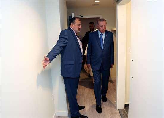 <p>Cumhurbaşkanı Erdoğan, Birleşmiş Milletler (BM) 79. Genel Kuruluna katılmak ve çeşitli temaslarda bulunmak üzere geldiği New York'ta temaslarını sürdürdüğü Türkevi'nden çıkarak TURKEN Foundation'a geçti.</p>