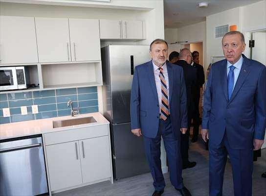 <p>Eşi Emine Erdoğan'la burayı ziyaret eden Cumhurbaşkanı Erdoğan, daha sonra Türkevi'ne geçti.</p>